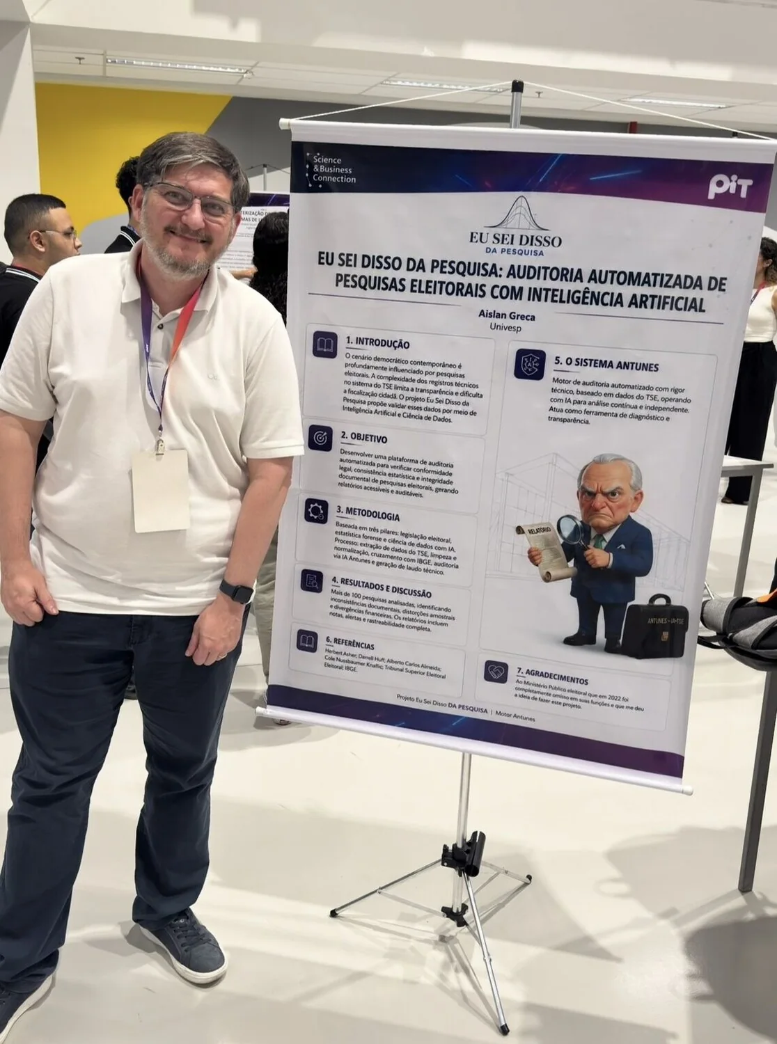 Aislan Greca ao lado do banner do projeto Eu Sei Disso da Pesquisa em um congresso